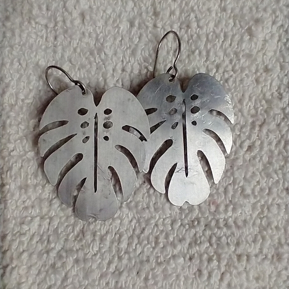 Large leaf aluminum look silvertone wire earrings - Picture 1 of 3